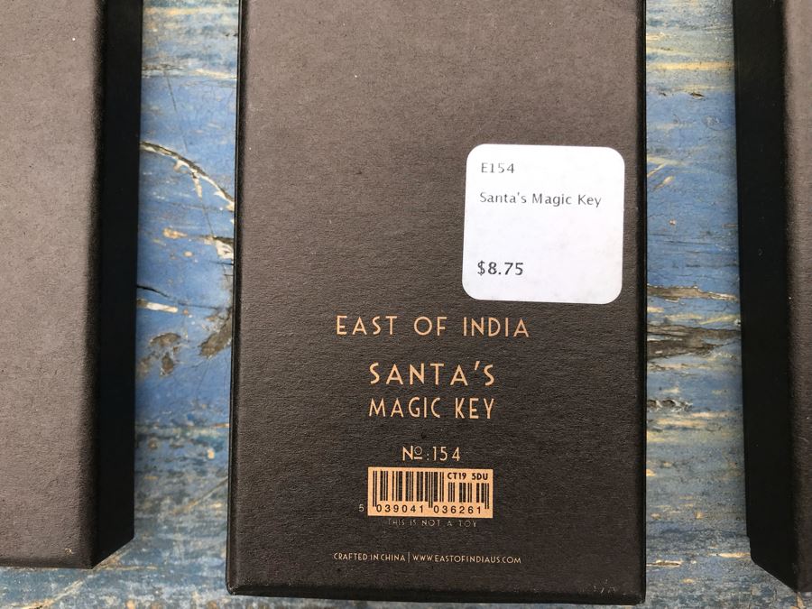 JUST ADDED - NEW Christmas Decoration Lot With (6) Santa's Magic Keys, (9) Table Confetti Sets, Christmas Card Sets, Christmas Tags, Glass Ornaments And Stockings - See Photos [Photo 5]