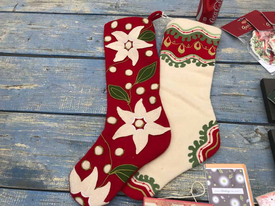 JUST ADDED - NEW Christmas Decoration Lot With (6) Santa's Magic Keys, (9) Table Confetti Sets, Christmas Card Sets, Christmas Tags, Glass Ornaments And Stockings - See Photos [Photo 17]