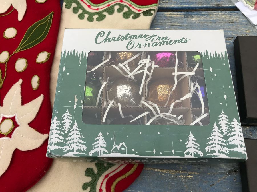 JUST ADDED - NEW Christmas Decoration Lot With (6) Santa's Magic Keys, (9) Table Confetti Sets, Christmas Card Sets, Christmas Tags, Glass Ornaments And Stockings - See Photos [Photo 15]