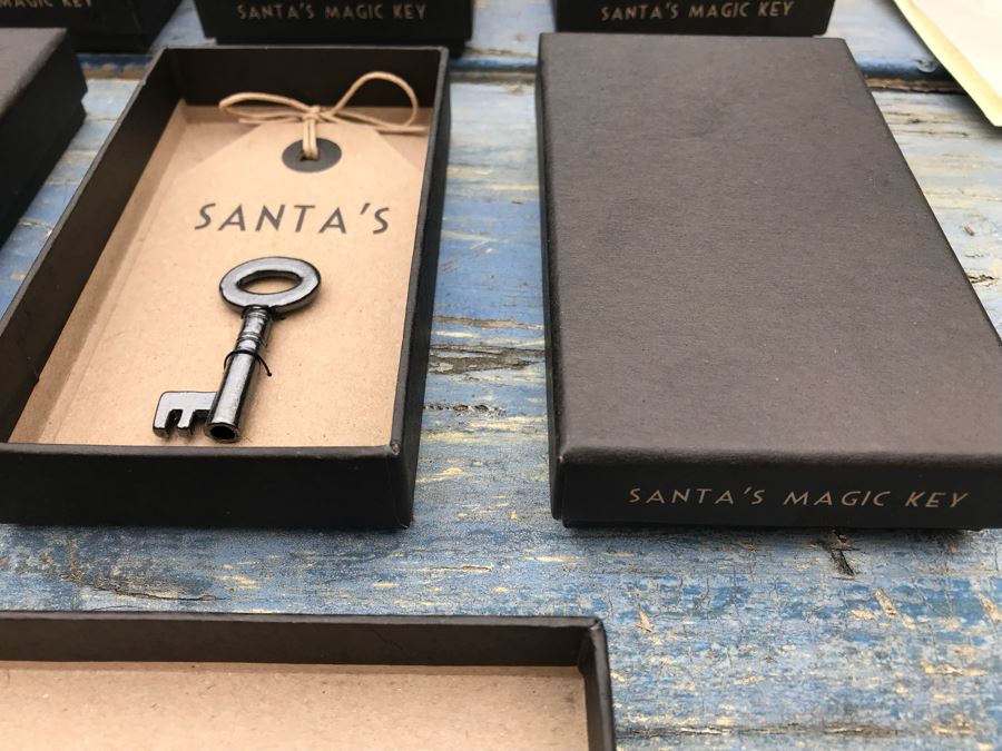 JUST ADDED - NEW Christmas Decoration Lot With (6) Santa's Magic Keys, (9) Table Confetti Sets, Christmas Card Sets, Christmas Tags, Glass Ornaments And Stockings - See Photos [Photo 4]