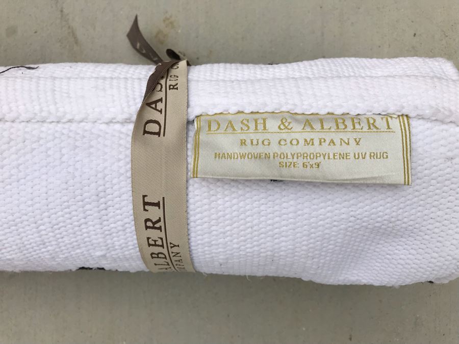 JUST ADDED - NEW Dash & Albert Rug Company Handwoven Polypropylene UV Rug 6' X 9' White With Black Pattern [Photo 2]