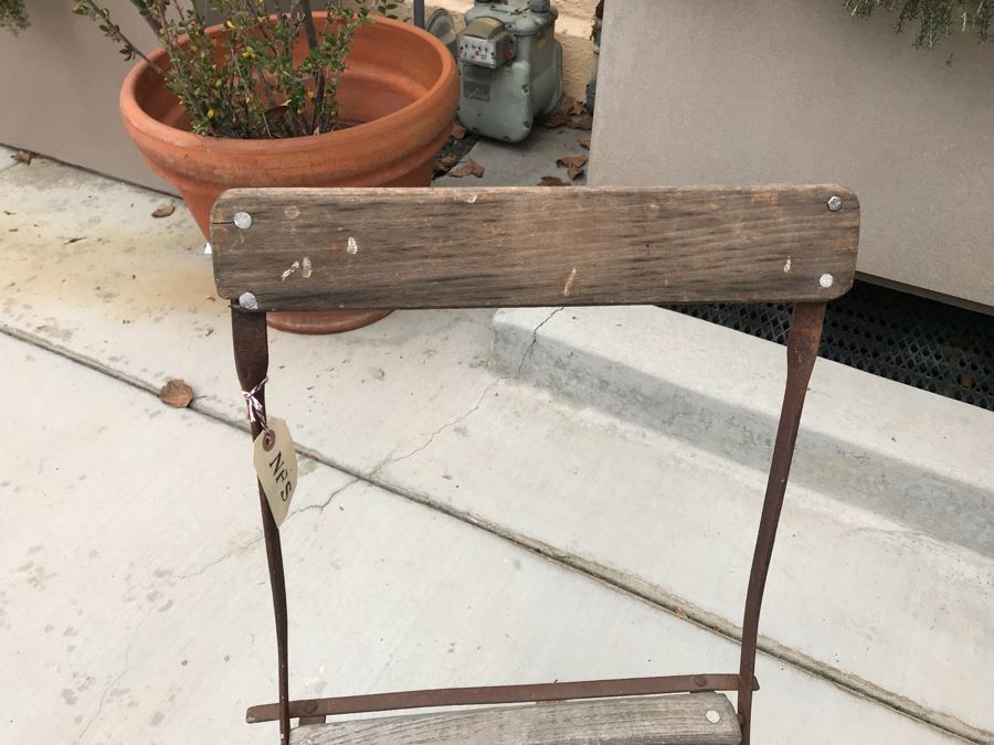 JUST ADDED Pair Of Vintage Wood And Metal Folding Chairs   29400 Ggnd 