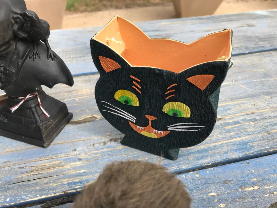 JUST ADDED - Halloween Decoration Lot With Metal Hanging Skeleton And Gargoyle [Photo 7]