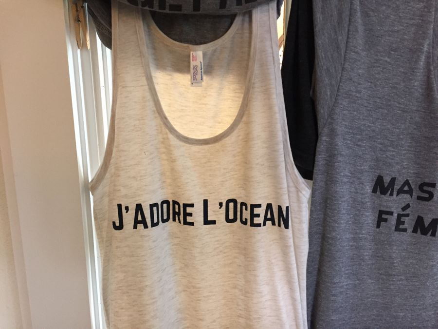 JUST ADDED - (6) Women's T-Shirts Various Sizes [Photo 6]