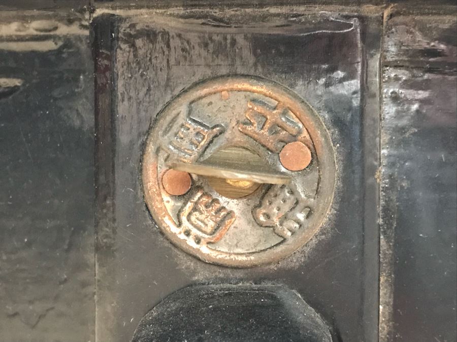 Stunning Chinese Black Lacquer Round Coffee Table With Detailed Mother Of Pearl Inlay And Glass Protective Top [Photo 16]