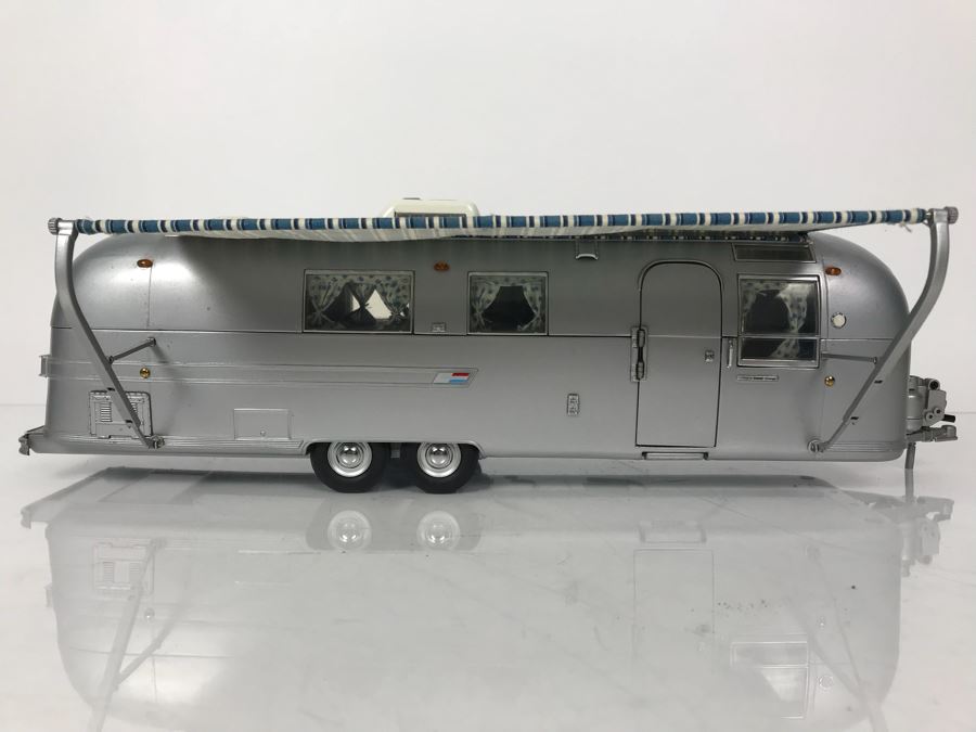 Franklin Mint Precision Model Of 1968 Airstream Trailer [Photo 3]