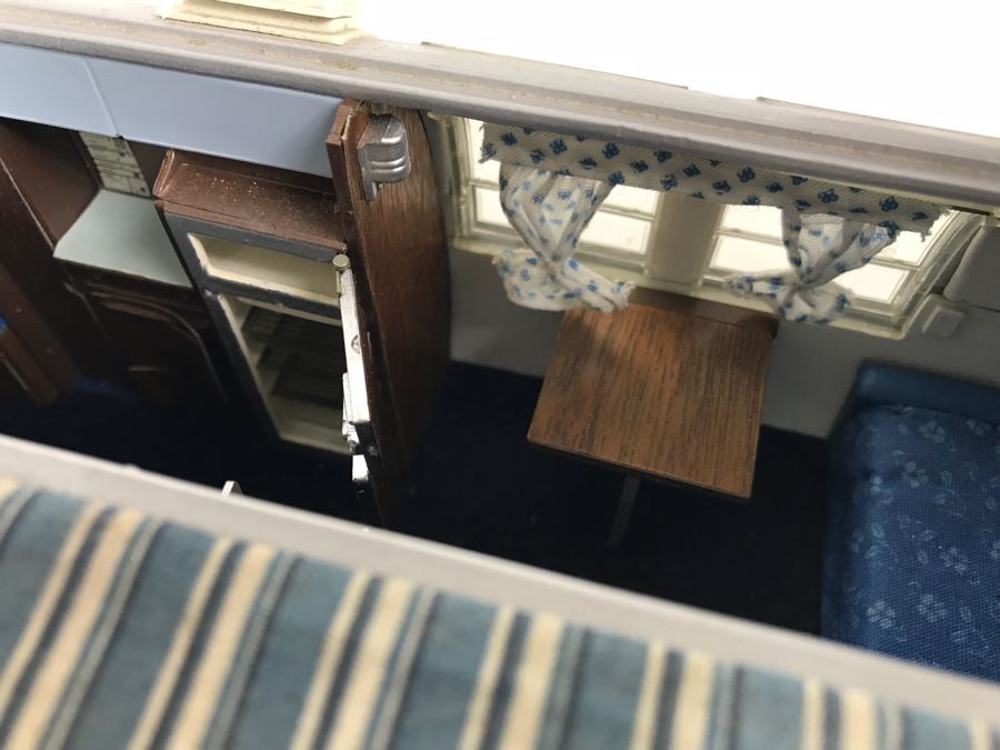 Franklin Mint Precision Model Of 1968 Airstream Trailer [Photo 23]