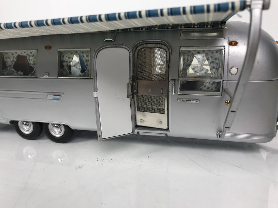 Franklin Mint Precision Model Of 1968 Airstream Trailer [Photo 27]