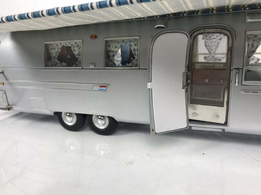 Franklin Mint Precision Model Of 1968 Airstream Trailer [Photo 29]