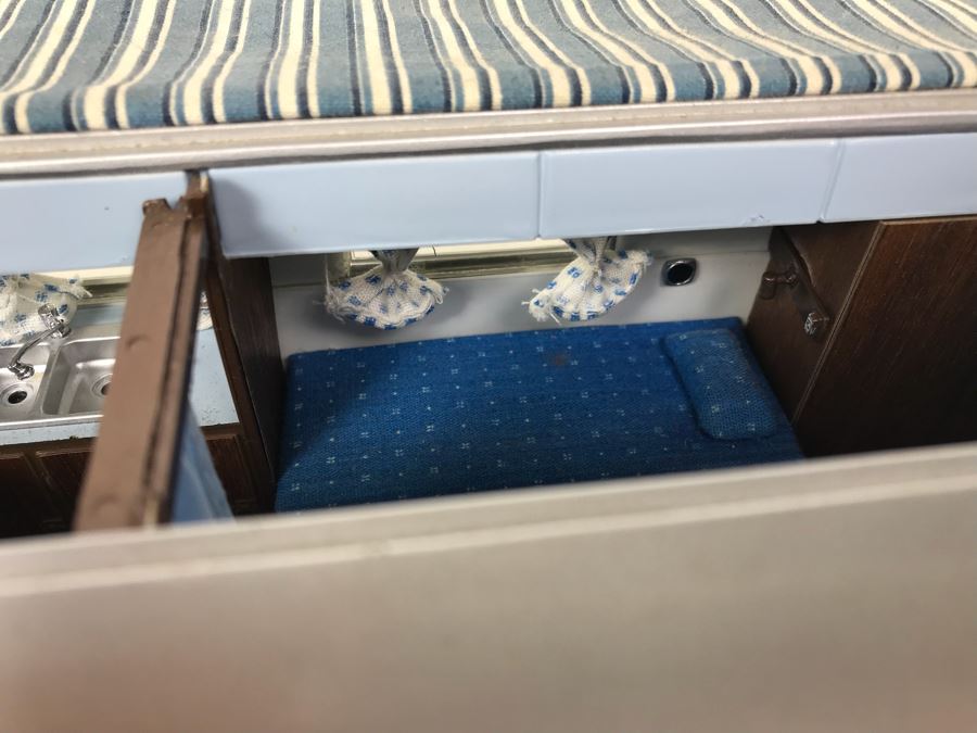 Franklin Mint Precision Model Of 1968 Airstream Trailer [Photo 17]