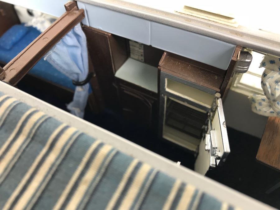 Franklin Mint Precision Model Of 1968 Airstream Trailer [Photo 22]