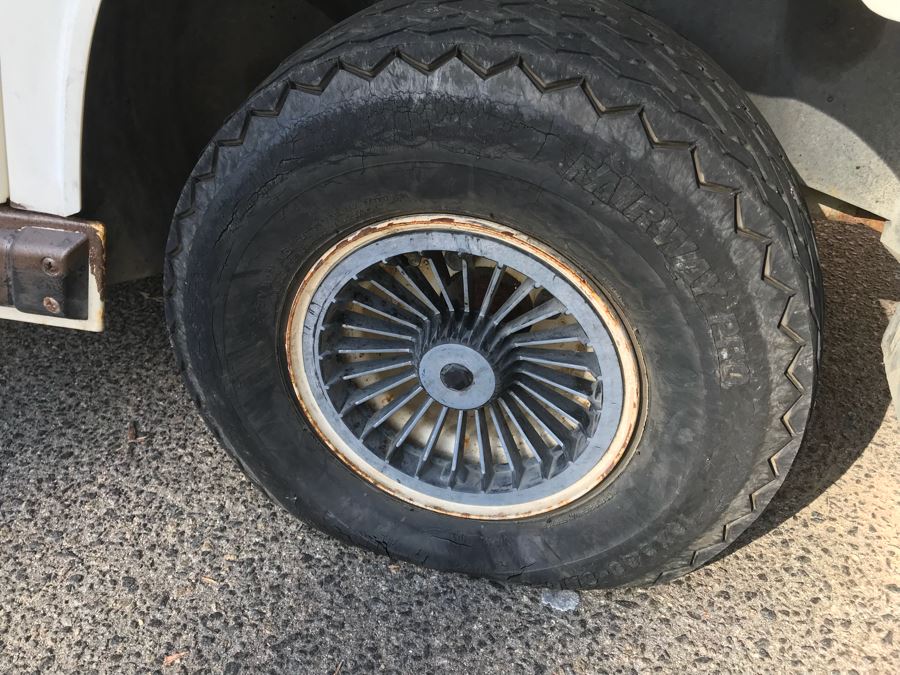 Working YAMAHA Electric Golf Cart (Client Recently Paid $750 To Service Cart 5 Months Ago) With Portable Battery Charger (Note That One Tire Is Flat And May Need Replacing) [Photo 24]