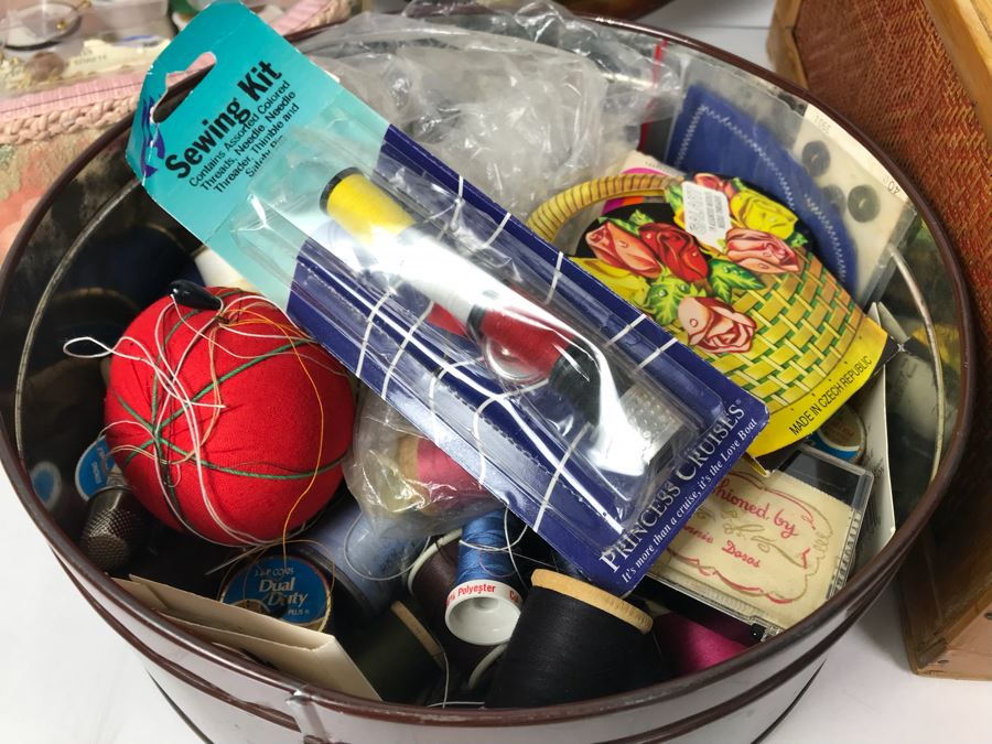 Vintage Sewing Supplies Lot [Photo 3]