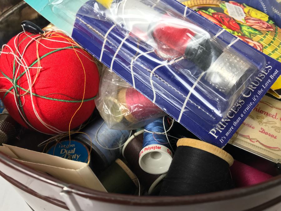 Vintage Sewing Supplies Lot [Photo 5]