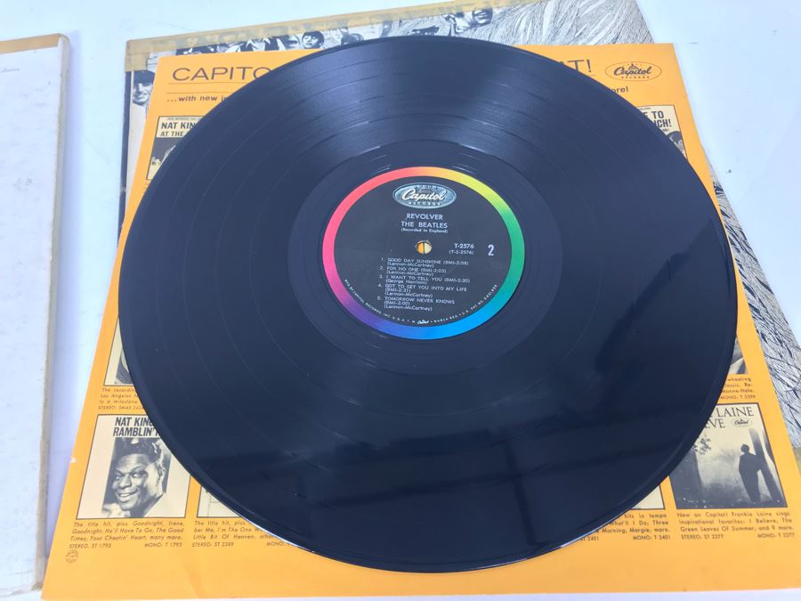 JUST ADDED - (2) Beatles Vinyl Records: The White Album (0731305) And Revolver [Photo 23]