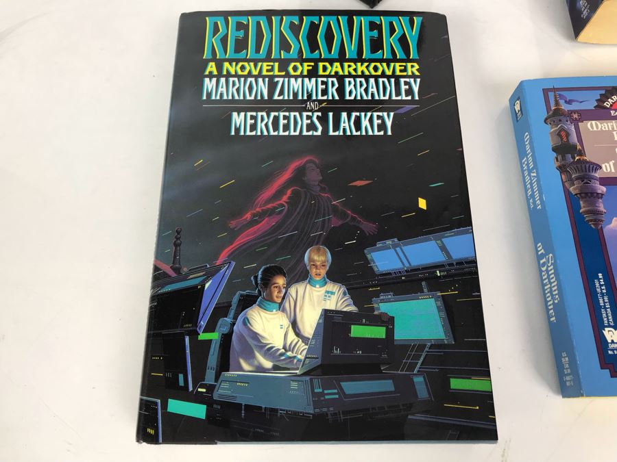 (2) Hardcover Books And (2) Paperback Books By Marion Zimmer Bradley [Photo 3]