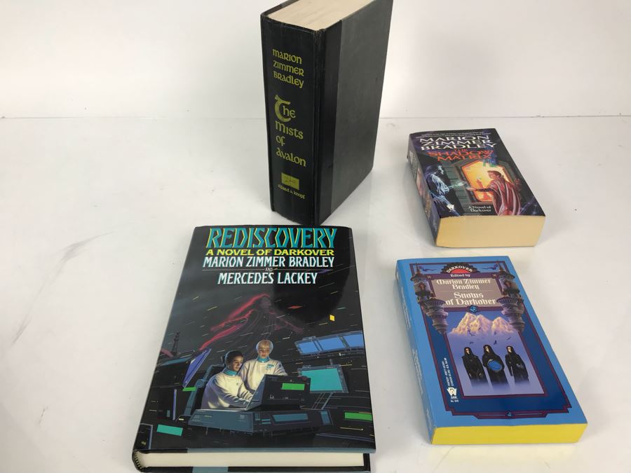 (2) Hardcover Books And (2) Paperback Books By Marion Zimmer Bradley [Photo 1]