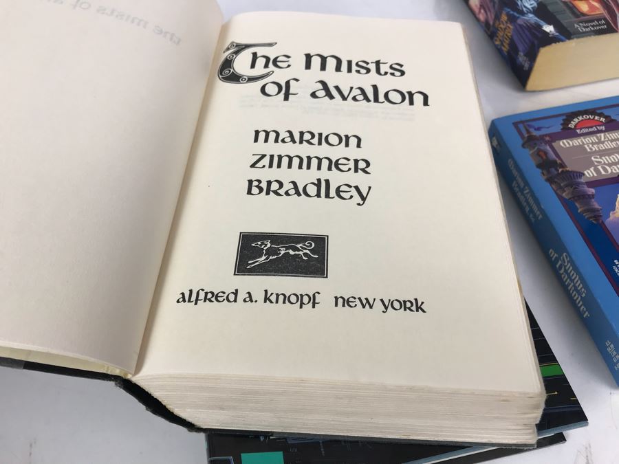 (2) Hardcover Books And (2) Paperback Books By Marion Zimmer Bradley [Photo 8]