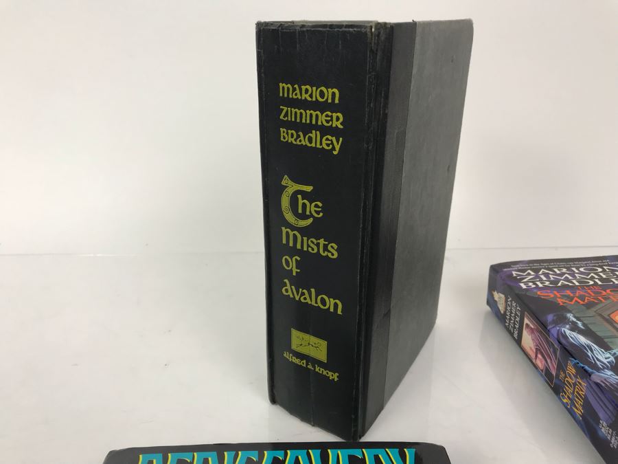 (2) Hardcover Books And (2) Paperback Books By Marion Zimmer Bradley [Photo 2]