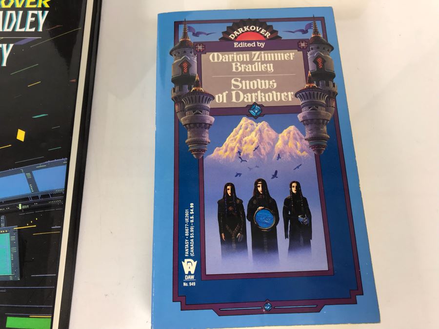 (2) Hardcover Books And (2) Paperback Books By Marion Zimmer Bradley [Photo 4]