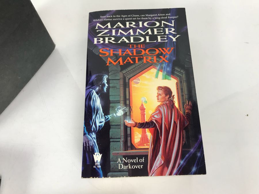 (2) Hardcover Books And (2) Paperback Books By Marion Zimmer Bradley [Photo 5]