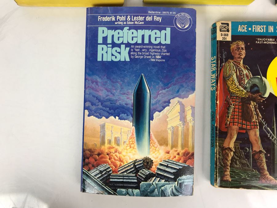 Collection Of Paperback Science Fiction Books - One Signed By Frederik Pohl [Photo 2]