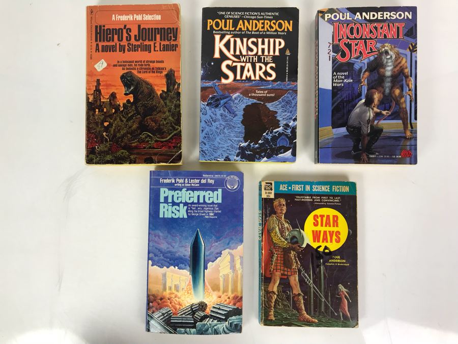 Collection Of Paperback Science Fiction Books - One Signed By Frederik Pohl [Photo 1]