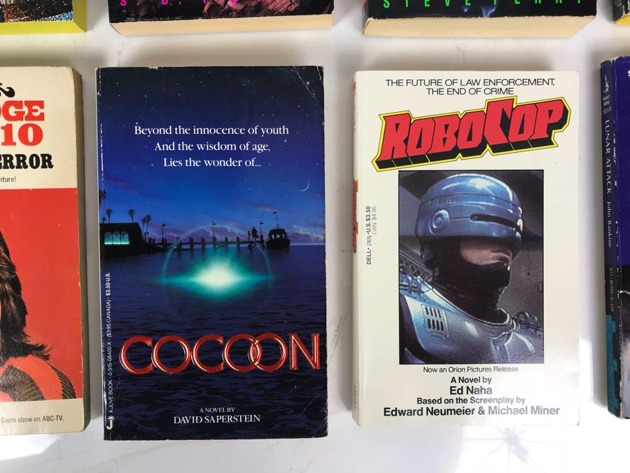 Collection Of Movie / TV Related Paperback Books [Photo 4]