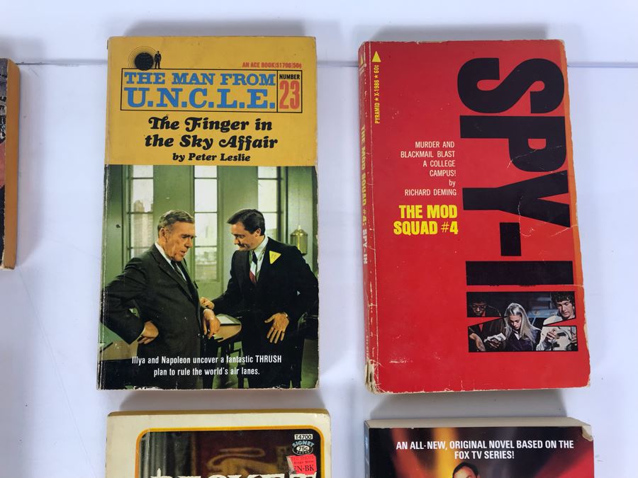 Collection Of Movie / TV Related Paperback Books [Photo 10]