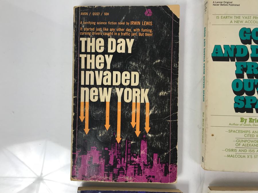 Collection Of UFO Related Paperback Books And (1) First Edition Hardcover Book 'First Contact' By Greg Costikyan [Photo 8]