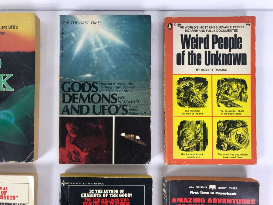 Collection Of UFO Related Paperback Books And (1) First Edition Hardcover Book 'First Contact' By Greg Costikyan [Photo 5]