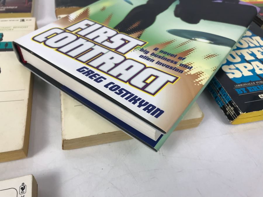 Collection Of UFO Related Paperback Books And (1) First Edition Hardcover Book 'First Contact' By Greg Costikyan [Photo 13]
