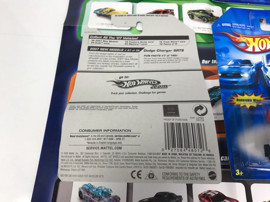 Hot Wheels Poster With (8) New Old Stock Hot Wheels Cars [Photo 11]