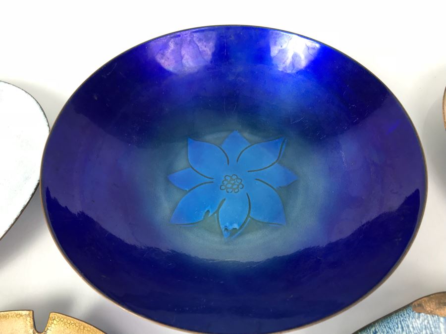 JUST ADDED - (5) Various Handcrafted Mid-Century Enamel Ware Plates Bowls Including Annemarie Davidson [Photo 9]