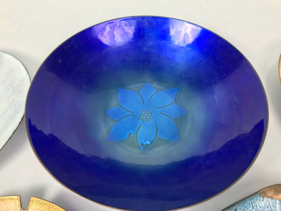 JUST ADDED - (5) Various Handcrafted Mid-Century Enamel Ware Plates Bowls Including Annemarie Davidson [Photo 10]
