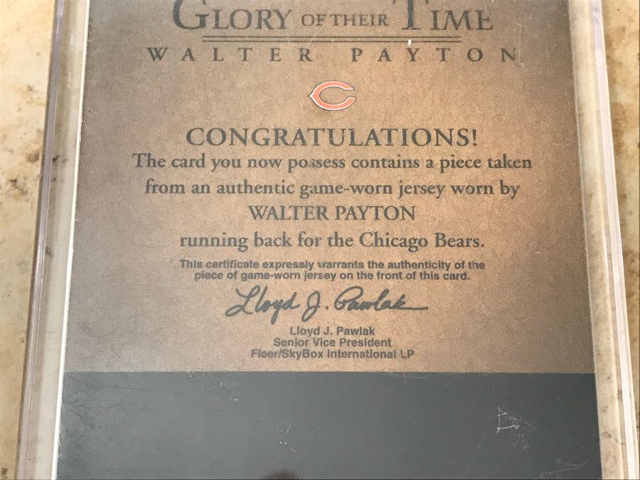 2004 Fleer Game-Worn Jersey Football Card Walter Payton [Photo 4]