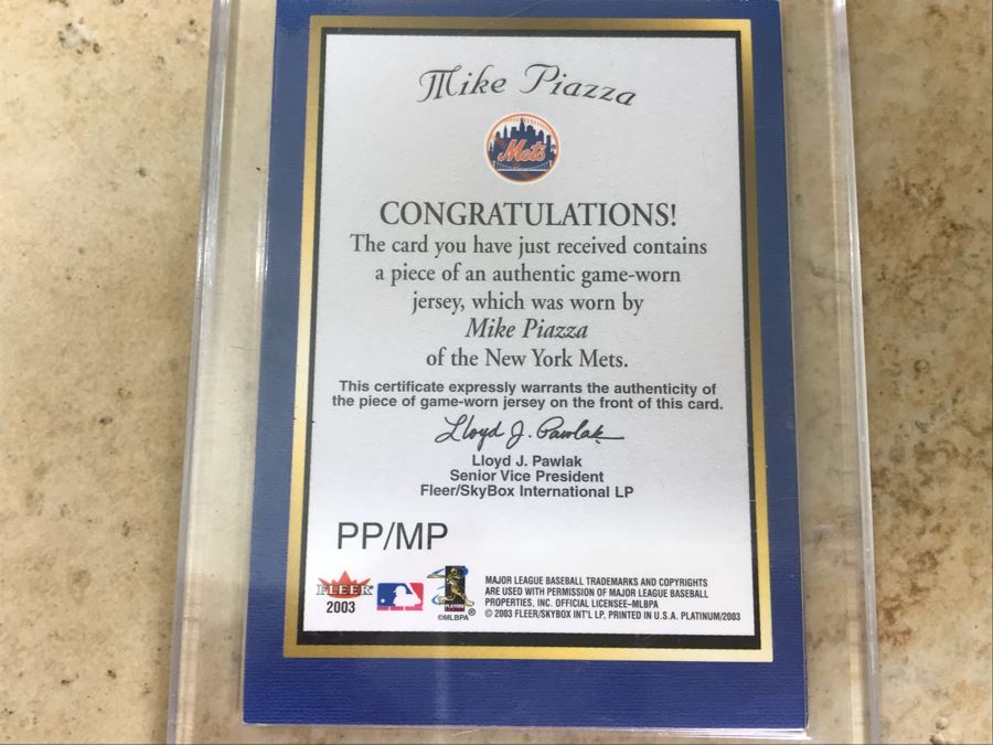 2003 Fleer Baseball Card Authentic Game-Worn Jersey Mike Piazza [Photo 4]