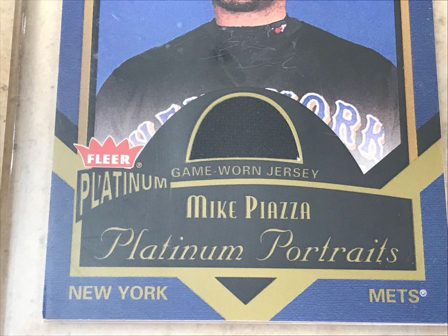 2003 Fleer Baseball Card Authentic Game-Worn Jersey Mike Piazza [Photo 3]