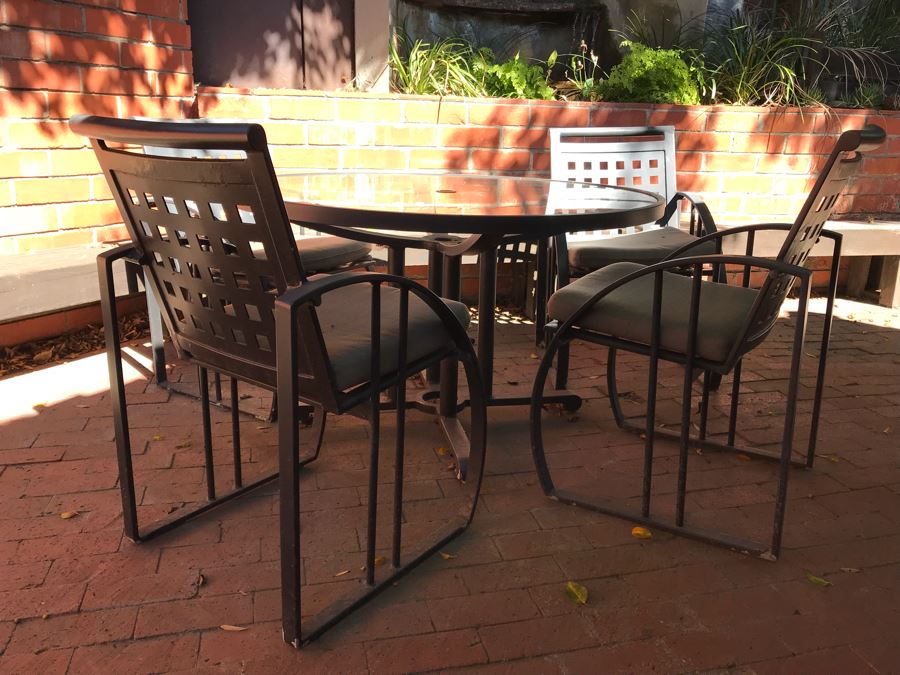 High End Metal Outdoor Patio Round Table With (4) Metal Chairs DChair