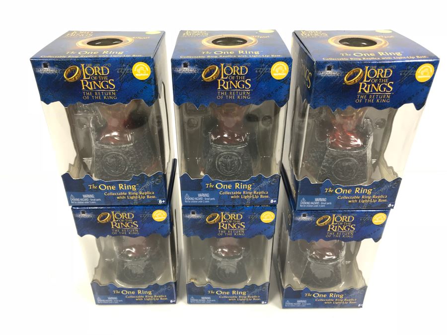 (6) The Lord Of The Rings The Return Of The King The One Ring Collectible Ring Replica With Light-Up Base New Old Stock