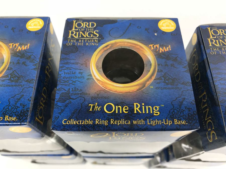 (6) The Lord Of The Rings The Return Of The King The One Ring Collectible Ring Replica With Light-Up Base New Old Stock [Photo 3]