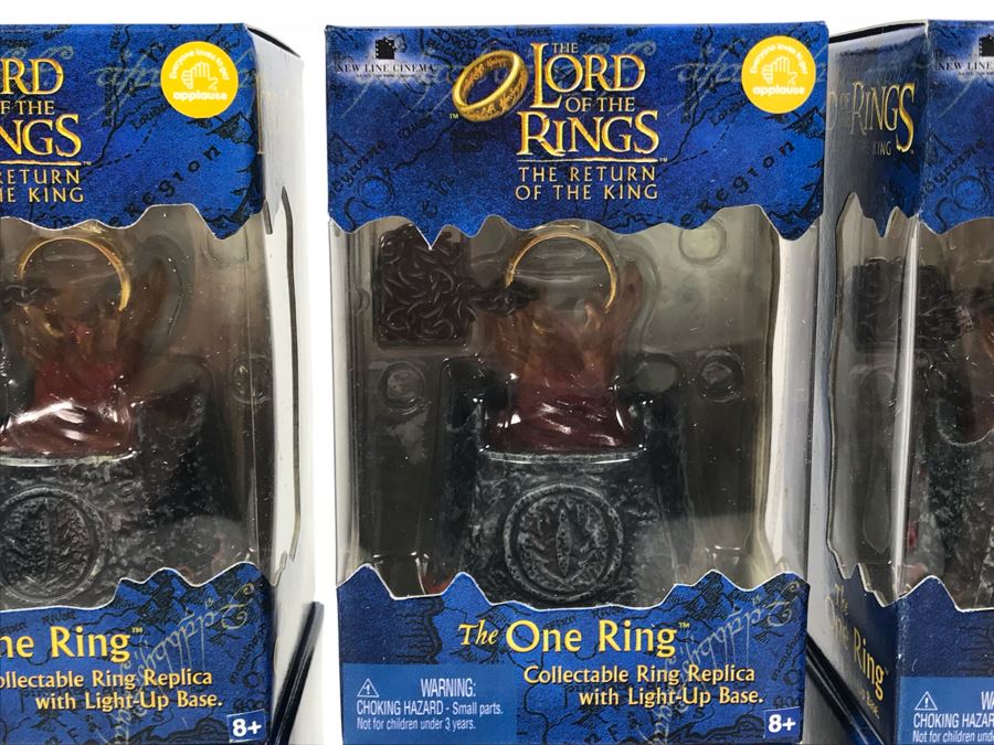 (6) The Lord Of The Rings The Return Of The King The One Ring Collectible Ring Replica With Light-Up Base New Old Stock [Photo 6]