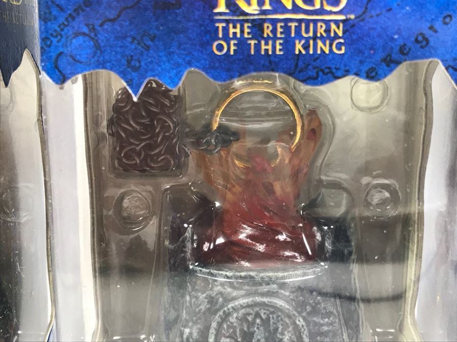 (6) The Lord Of The Rings The Return Of The King The One Ring Collectible Ring Replica With Light-Up Base New Old Stock [Photo 5]