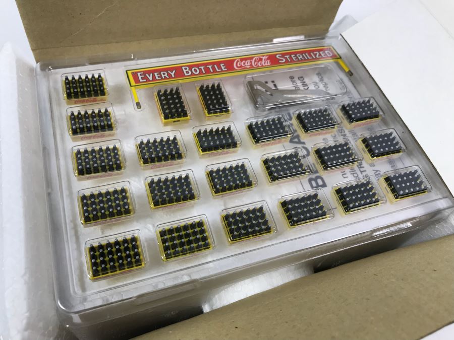 Danbury Mint Coca-Cola Brand Die-Cast Metal Vehicle Replica 1927 Coca-Cola Delivery Truck New Old Stock 127-001 [Photo 2]