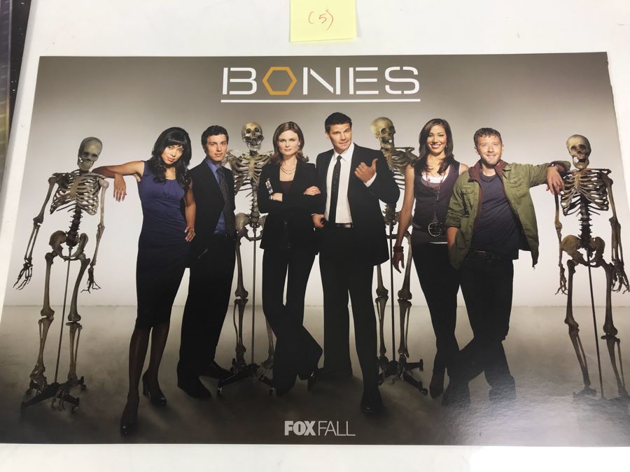 (16) Copies Of The CW TV Series SMALLVILLE And (5) Copies Of FOX TV Series Bones Movie Promotional Posters Comic Con [Photo 5]