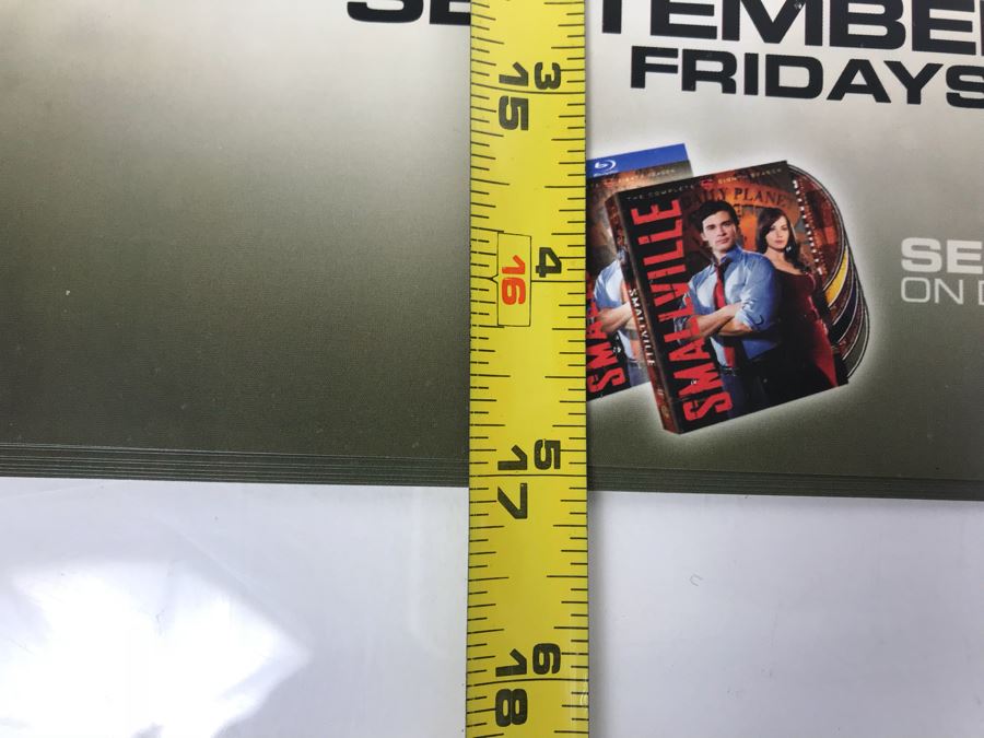 (16) Copies Of The CW TV Series SMALLVILLE And (5) Copies Of FOX TV Series Bones Movie Promotional Posters Comic Con [Photo 10]