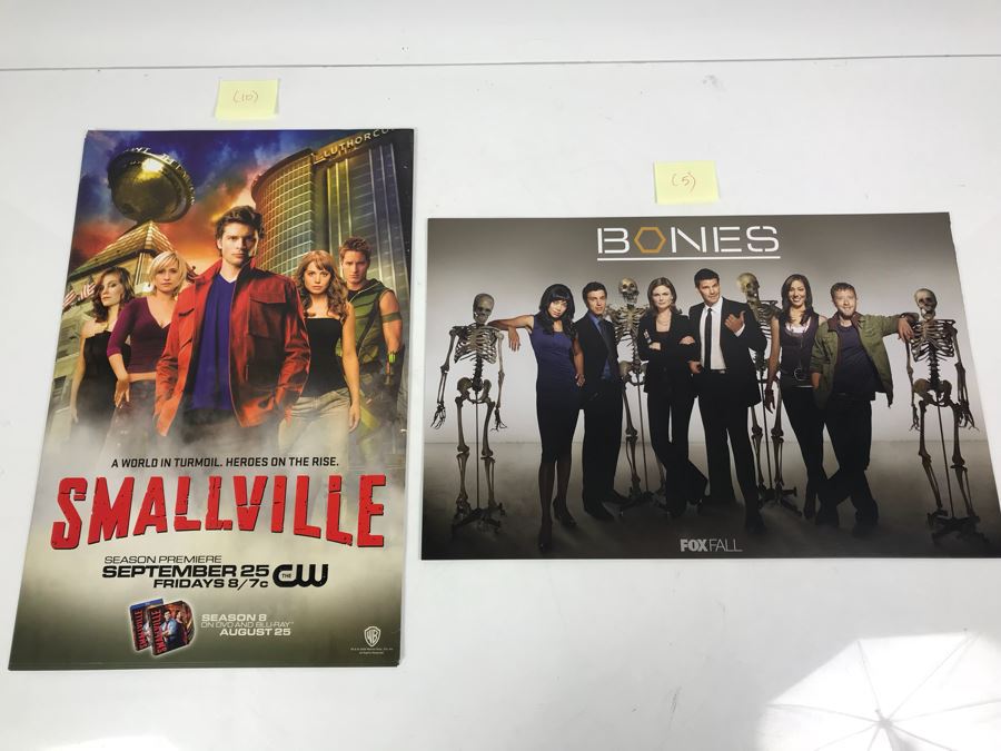 (16) Copies Of The CW TV Series SMALLVILLE And (5) Copies Of FOX TV Series Bones Movie Promotional Posters Comic Con [Photo 1]