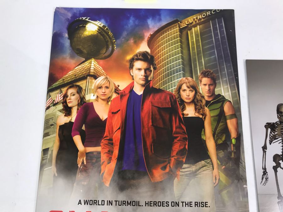 (16) Copies Of The CW TV Series SMALLVILLE And (5) Copies Of FOX TV Series Bones Movie Promotional Posters Comic Con [Photo 3]