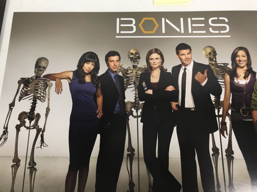 (16) Copies Of The CW TV Series SMALLVILLE And (5) Copies Of FOX TV Series Bones Movie Promotional Posters Comic Con [Photo 7]