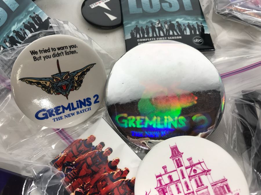 Collection Of Various Vintage Movie, TV Show, Comic Book Promotional Buttons Batman, LOST, Gremlins 2, The Addams Family - See All Photos [Photo 12]